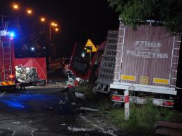 Tragiczne zderzenie BMW z ciężarówką. Nie żyją dwie osoby
