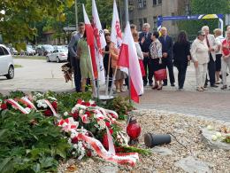 Przedstawiciele władz i działacze dawnej Solidarności złożyli kwiaty na skwerze Solidarności