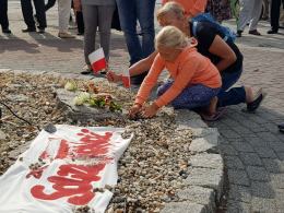 Przedstawiciele władz i działacze dawnej Solidarności złożyli kwiaty na skwerze Solidarności