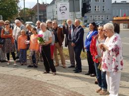 Przedstawiciele władz i działacze dawnej Solidarności złożyli kwiaty na skwerze Solidarności