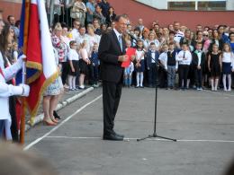 Młodzież uroczyście rozpoczęła rok szkolny. Za ile dni wakacje?