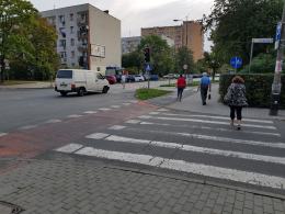 Policjanci patrolują przejścia dla pieszych w ramach akcji "Bezpieczna droga do szkoły"