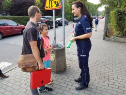 Policjanci patrolują przejścia dla pieszych w ramach akcji "Bezpieczna droga do szkoły"