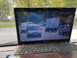Policjanci patrolują przejścia dla pieszych w ramach akcji "Bezpieczna droga do szkoły"