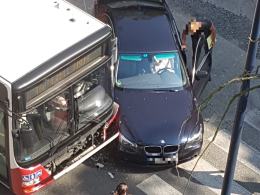 BMW wymusiło pierwszeństwo i zderzyło się z autobusem MZK