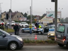 Zderzenie renault clio z radiowozem. Utrudnienia na Oleskiej