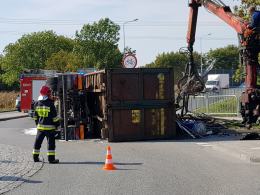 Ciężarówka ze złomem przewróciła się na ulicy Budowlanych w Opolu