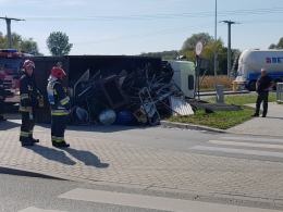 Ciężarówka ze złomem przewróciła się na ulicy Budowlanych w Opolu