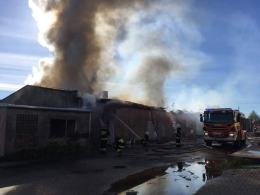 Płonie magazyn na Prężyńskiej w Prudniku, w akcji 18 zastępów straży