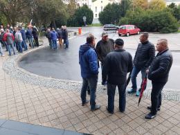 Protest pod Urzędem Wojewódzkim. Opolscy rolnicy chcą obiecanych wypłat odszkodowań za suszę.