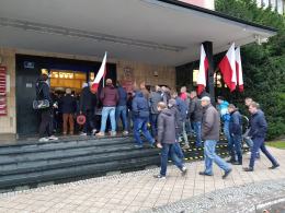 Protest pod Urzędem Wojewódzkim. Opolscy rolnicy chcą obiecanych wypłat odszkodowań za suszę.