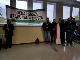Protest pod Urzędem Wojewódzkim. Opolscy rolnicy chcą obiecanych wypłat odszkodowań za suszę.