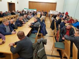 Protest pod Urzędem Wojewódzkim. Opolscy rolnicy chcą obiecanych wypłat odszkodowań za suszę.