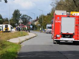 Zablokowana ulica Piastowska w Dobrzeniu Wielkim. Robotnicy uszkodzili rurę z gazem