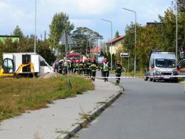 Zablokowana ulica Piastowska w Dobrzeniu Wielkim. Robotnicy uszkodzili rurę z gazem