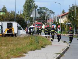 Zablokowana ulica Piastowska w Dobrzeniu Wielkim. Robotnicy uszkodzili rurę z gazem