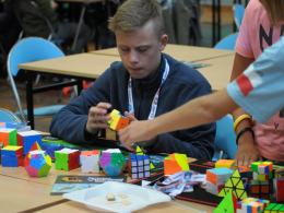 Zawody Speedcubing - przyjdź, zobacz jak robią to najlepsi