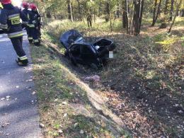Wypadek na ulicy Strzeleckiej. Kierowca opla wjechał do rowu
