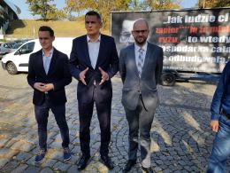 Mobilne billboardy z wizerunkiem szefa rządu w całej Polsce, także w Opolu