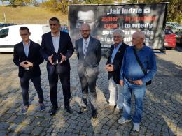 Mobilne billboardy z wizerunkiem szefa rządu w całej Polsce, także w Opolu