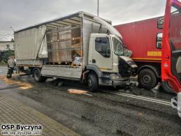 Dwie ciężarówki zderzyły się na krajowej 11 w Byczynie