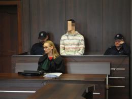 23-latek dźgnął nożem przypadkową osobę. Dziś stanął przed sądem