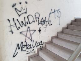 Dewastacja bloku przy ulicy Walecki 5-7