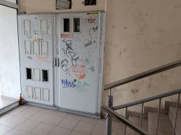 Dewastacja bloku przy ulicy Walecki 5-7