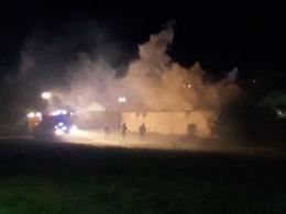 Pożar budynku gospodarczego w Grodźcu. W akcji 9 jednostek straży