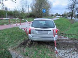Uderzył w przydrożne barierki i uciekł pieszo