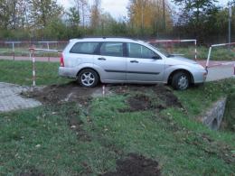 Uderzył w przydrożne barierki i uciekł pieszo