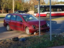 Mężczyzna zasłabł za kierownicą i wjechał w latarnię