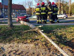 Mężczyzna zasłabł za kierownicą i wjechał w latarnię