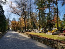 Ruszyła "Akcja Znicz". Ważne informacje dla udających się samochodami na opolskie cmentarze