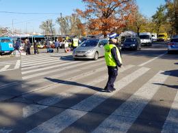 Ruszyła "Akcja Znicz". Ważne informacje dla udających się samochodami na opolskie cmentarze