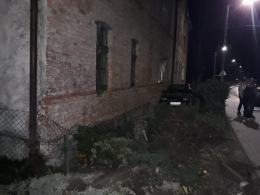 Pijany staranował płot i wjechał w budynek