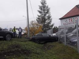 Kierowca BMW wypadł z drogi i uderzył w ogrodzenie komisu samochodowego