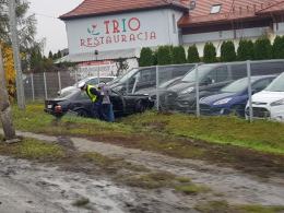 Kierowca BMW wypadł z drogi i uderzył w ogrodzenie komisu samochodowego