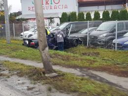 Kierowca BMW wypadł z drogi i uderzył w ogrodzenie komisu samochodowego