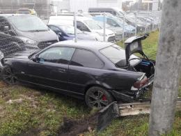 Kierowca BMW wypadł z drogi i uderzył w ogrodzenie komisu samochodowego