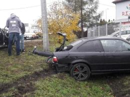 Kierowca BMW wypadł z drogi i uderzył w ogrodzenie komisu samochodowego