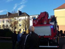 Ewakuacja mieszkańców na ulicy Dzierżona w Ozimku