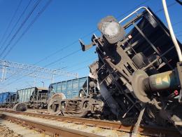 Zablokowana linia Opole-Gliwice po wykolejeniu się pociągu
