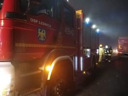 Zderzenie osobówki z ciężarówką blisko Leśnicy. Gęsta mgła utrudnia widoczność