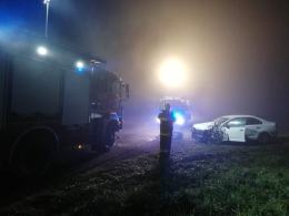Zderzenie osobówki z ciężarówką blisko Leśnicy. Gęsta mgła utrudnia widoczność