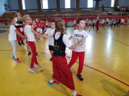 Dzieci odśpiewały Mazurka Dąbrowskiego w ramach akcji "Rekord Dla Niepodległej"
