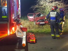 Pijany kierujący uderzył w drzewo i wypadł z samochodu