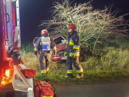 Pijany kierujący uderzył w drzewo i wypadł z samochodu
