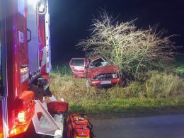 Pijany kierujący uderzył w drzewo i wypadł z samochodu