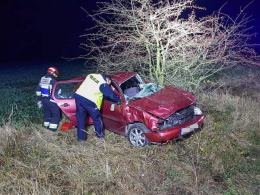 Pijany kierujący uderzył w drzewo i wypadł z samochodu